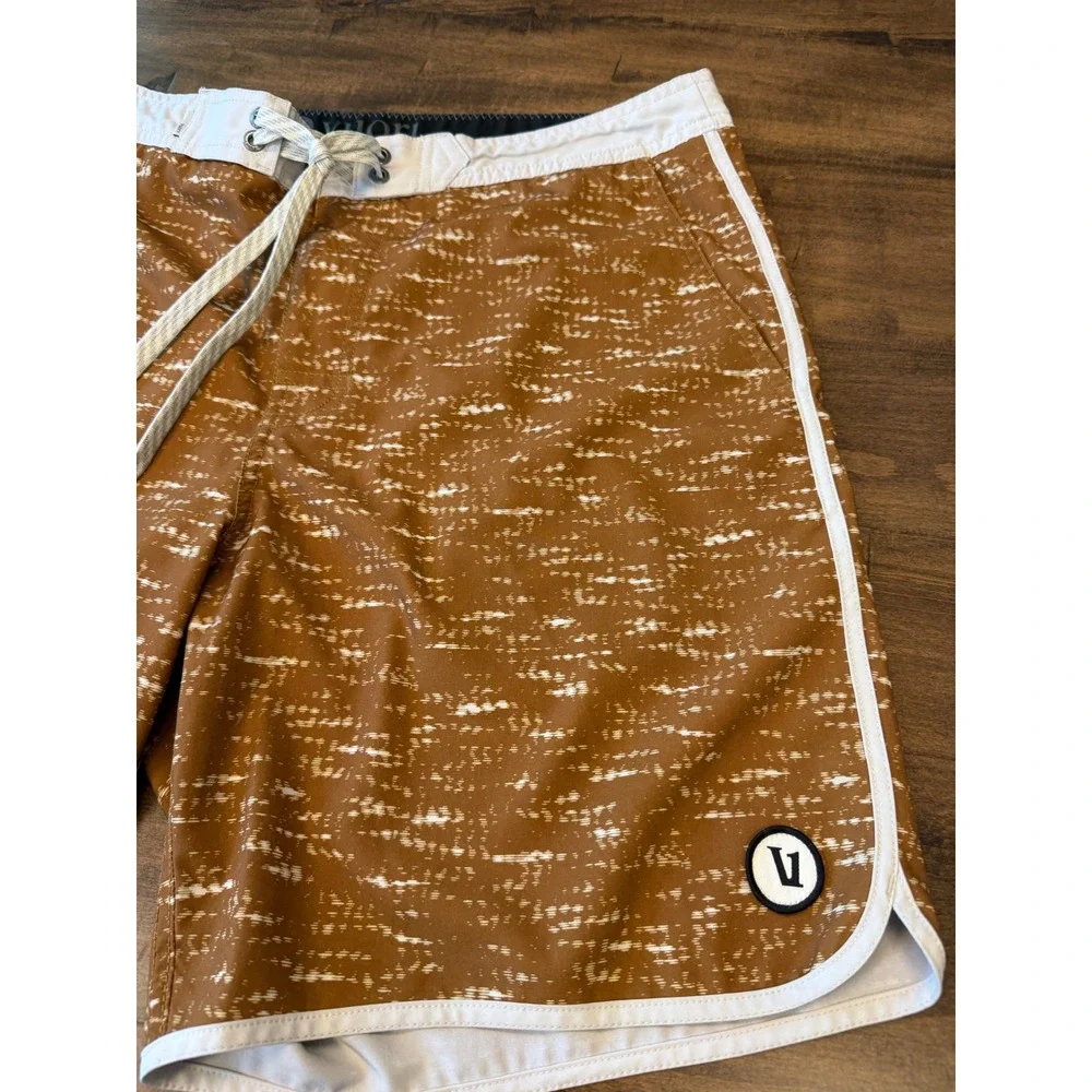 Vuori Cruise Board Shorts Mens 36 Brown White Dash Print Scalloped Swim Trunks